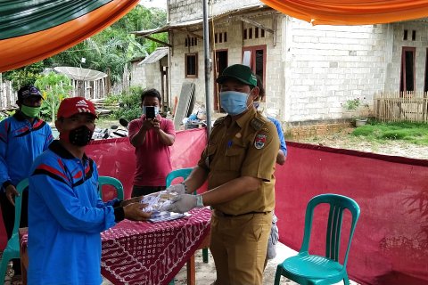 Polsek Simpang Pematang bagikan masker gratis