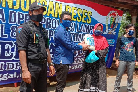 Anggota DPRD Lampung bag-bagi sembako di tengah pandemi corona