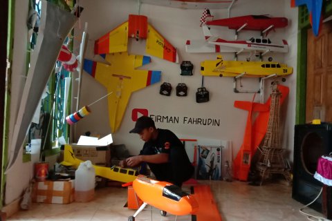 Pesawat mainan remote control buatan pemuda Lampung Timur terbang sempurna