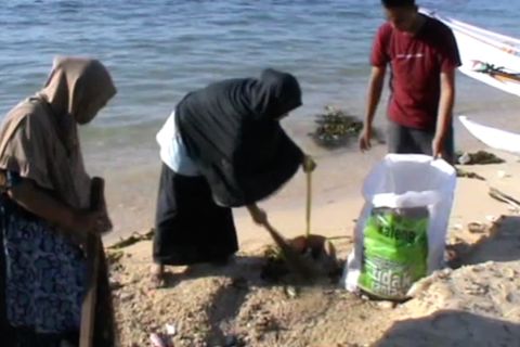 Warga Pulau Kodingareng bersih-bersih pantai jelang HUT RI ke-75