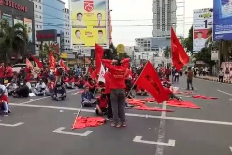 Ratusan buruh di Lampung demo tolak UU Cipta Kerja