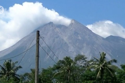 Bupati Sleman imbau warga lereng Merapi beraktivitas dengan kewaspadaan