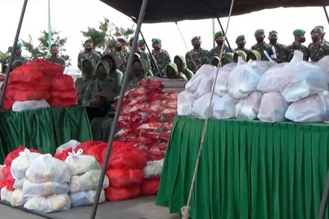 Korem 032/Wirabraja berbagi sembako sambut Hari Juang TNI AD