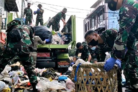 TNI bantu atasi krisis sampah di kota Pekanbaru