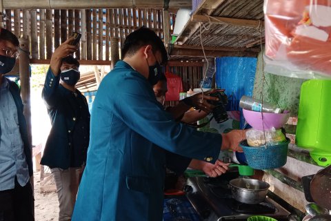 Mahasiswa KKN Undip olah buah dan daun mangrove dari Lampung Timur jadi makanan