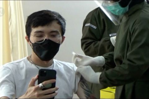 Dokter Tirta awali vaksinasi COVID-19 di Sleman