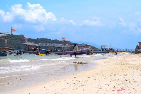 Objek wisata pantai Lampung sepi pengunjung di libur imlek