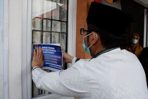 Diskominfo Padang pasang stiker wifi gratis di ruang publik