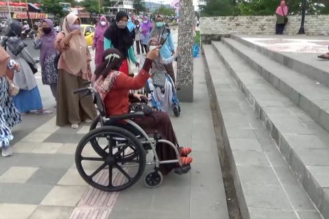 Memeriksa kelayakan fasilitas umum bagi penyandang disabilitas
