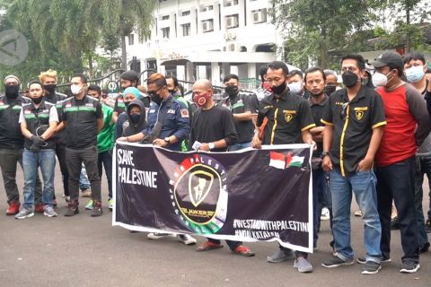 Doa bersama komunitas ojek daring Bandung untuk Palestina