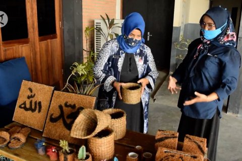 Memanfaatkan limbah kelapa menjadi ragam kerajinan