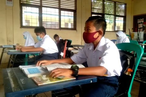 Gubernur Riau minta sekolah tunda belajar tatap muka