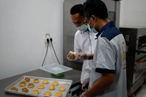 32 WBP Lapas Kelas II A Padang dilatih buat kue dan cukur rambut