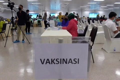 Menko Perekonomian dorong percepatan vaksinasi pekerja industri di Batam