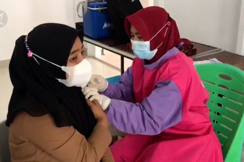 Vaksin perdana bagi santri dan santriwati di Pekanbaru