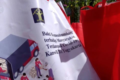 Kanwil Kemenkumham DIY jemput bola bagikan bansos