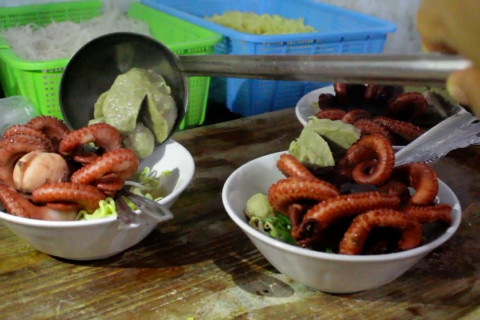 Adakalanya bakso dan gurita bertemu di mangkok