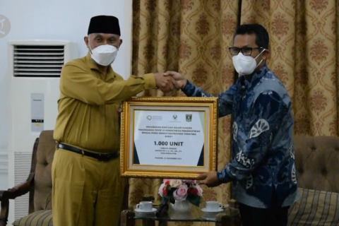 Kemenperin serahkan bantuan tabung oksigen untuk Sumbar