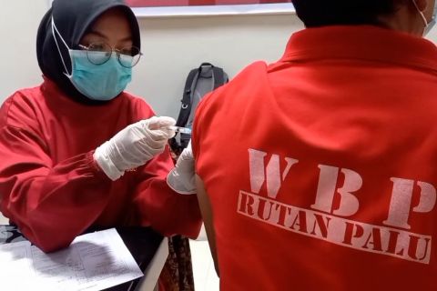 Polda Sulteng vaksinasi napi dan tahanan di Rutan Palu