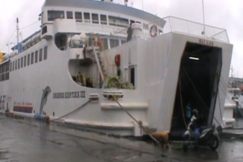 Arus barang dan penumpang meningkat jelang Natal