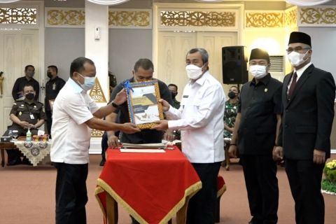 Gubernur Riau serahkan DIPA & TKDD 2022