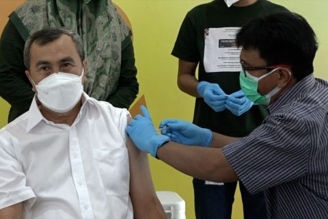 Gubernur Riau jadi kepala daerah pertama disuntik vaksin booster