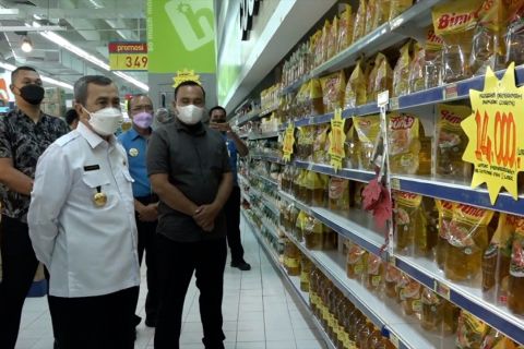 Pantau harga minyak goreng Rp14 ribu, Gubernur Riau sidak supermarket