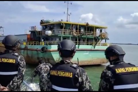 Kapal pengawas Hiu 01 KKP hentikan penambangan pasir di Pulau Rupat