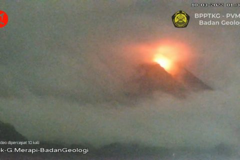 16 Guguran awan panas Merapi mengarah ke tenggara