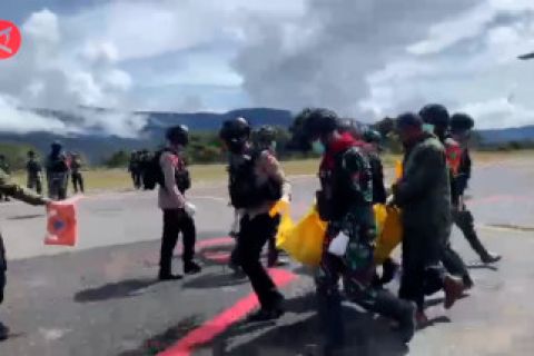 Tim Operasi Damai Cartenz mengevakuasi delapan korban penembakan KKB Papua
