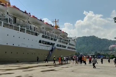 Pemudik pada arus balik mulai manfaatkan Pelabuhan Panjang