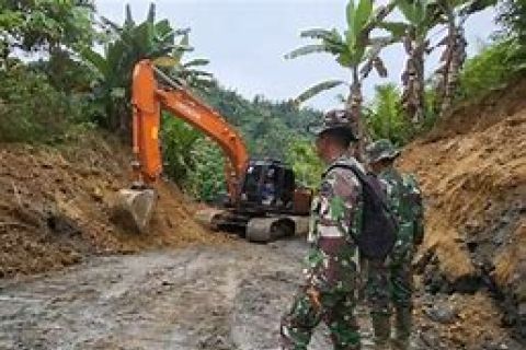 Kerahkan alat berat, pengerjaan jalan TMMD 113 capai 60 persen