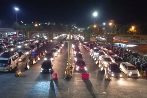 Ribuan kendaraan padati Pelabuhan Bakauheni