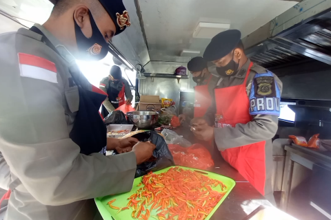 Saat anggota TNI-Polri memasak untuk korban banjir di Parigi Moutong