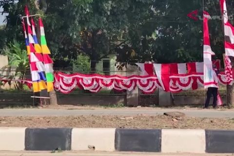 Pedagang bendera dadakan ramaikan Kota Bandar Lampung