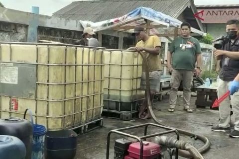 Polda Lampung tangkap lima orang penimbun BBM bersubsidi