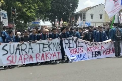 Ribuan mahasiswa berdemo menentang kenaikan harga BBM