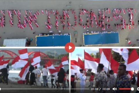 1.000 Bendera Merah Putih Berkibar di Pantai Holtekam (Video)