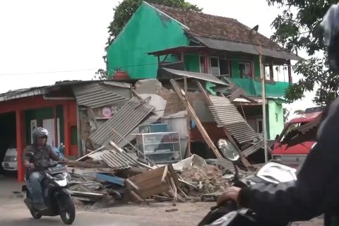 Membangun konstruksi tahan gempa perlu sertifikasi tukang batu