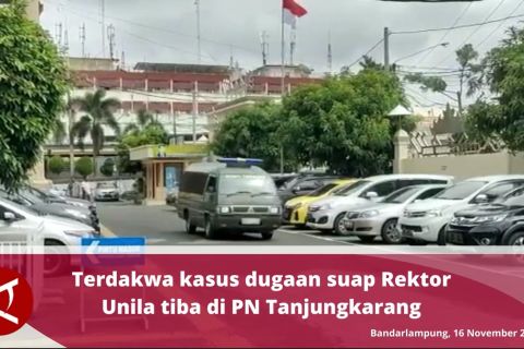 Terdakwa kasus dugaan suap Rektor Unila tiba di PN Tanjungkarang