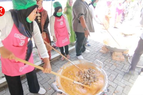 Dua ton rendang kembali disiapkan LKAAM Sumbar bagi penyintas Cianjur