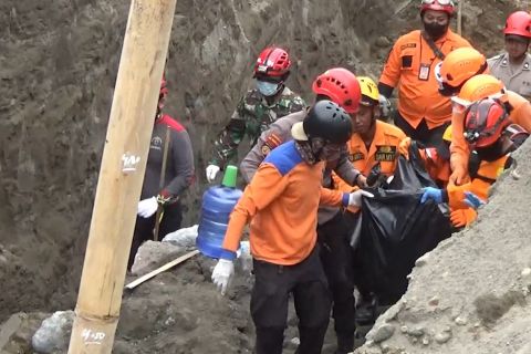 Turunkan alat berat, tim gabungan temukan korban longsor