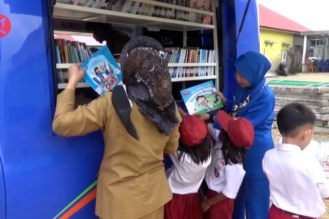 Meningkatkan minat baca di pesisir lewat perpustakaan keliling