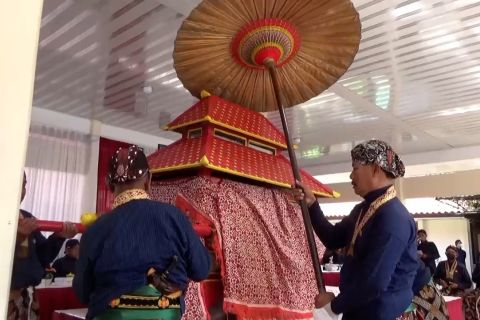 Peringati naik tahta, Kraton Yogyakarta gelar labuhan di Parangkusumo