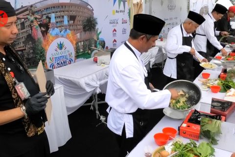 Saat para bapak di Malang adu masak nasi goreng