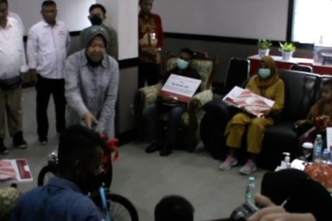 Menteri Risma serahkan bantuan program ATENSI  di Makassar