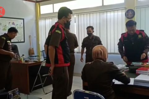 Kejati geledah Dinas ESDM cari bukti korupsi tambang pasir besi