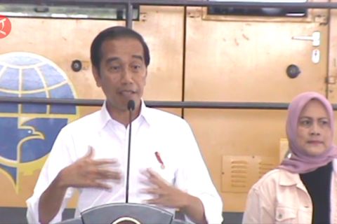 Resmikan KA Sulsel, Jokowi sebut pembangunan transportasi massal telat
