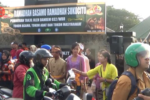 Korem 032 WRB berbagi 2.500 takjil bersama komunitas lintas agama