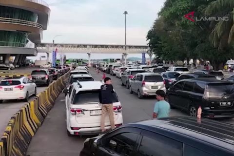 Pelabuhan Bakauheni dipadati kendaraan pada arus balik